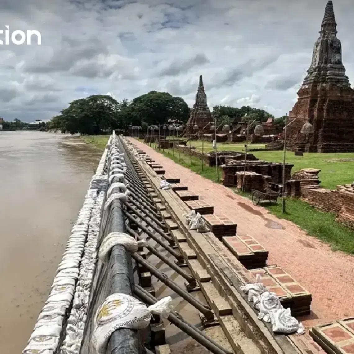Despite the rising river, Wat Chaiwatthanaram remained open to Thai and foreign visitors.