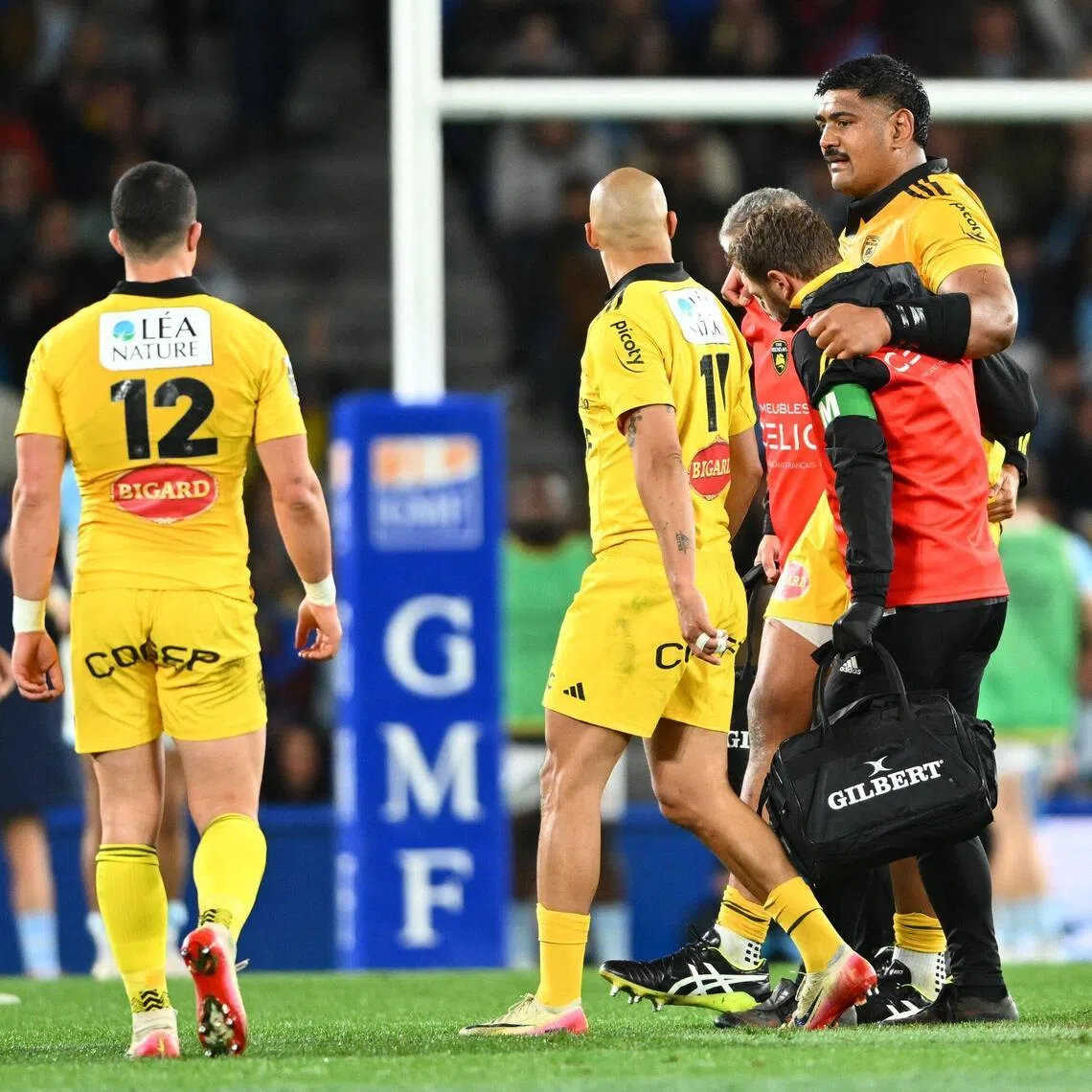 La Rochelle's injured Australian lock Will Skelton is helped off the pitch during the French Top14 rugby union match against Bayonne at the Stade Jean Dauger in Bayonne, south-western France, on March 28, 2026.