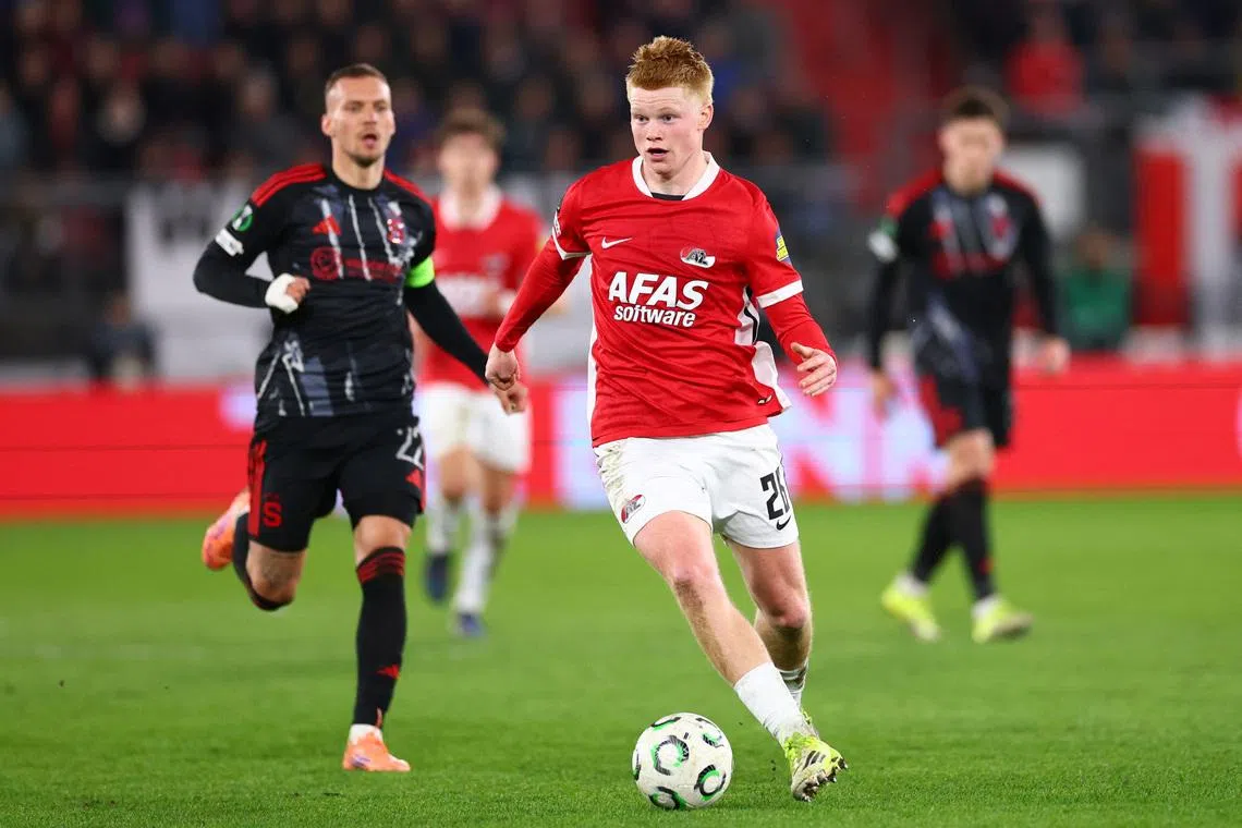 Soccer Football - UEFA Conference League - Round of 16 - First Leg - AZ Alkmaar v Sparta Prague - AFAS Stadion, Alkmaar, Netherlands - March 12, 2026 AZ Alkmaar's Kees Smit in action with Sparta Prague's Lukas Haraslin REUTERS/Piroschka Van De Wouw