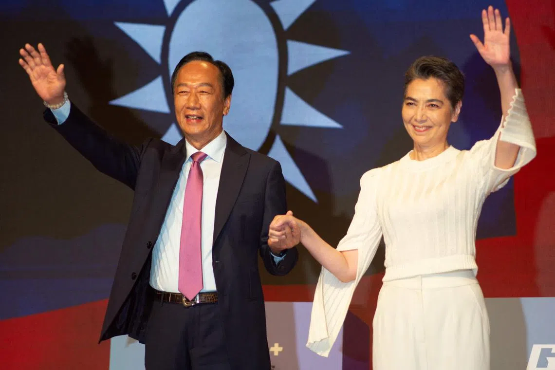 Independent Taiwanese presidential candidate Terry Gou (L)  joins his hand with his running mate Tammy Lai Pei-hsia.