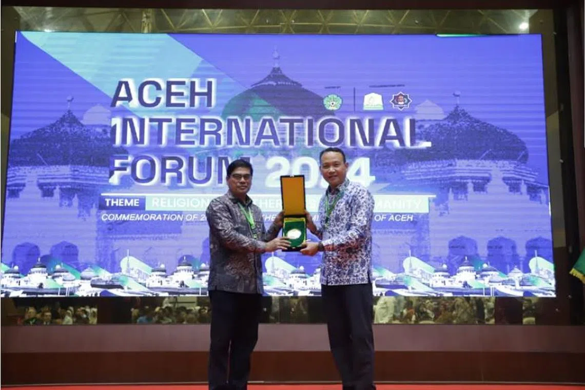 Senior Minister Lee Hsien Loong was represented by the Mayor of South East District Mohd Fahmi Aliman (right).