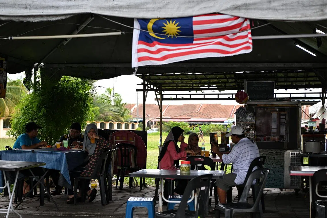 ST20221105_202246490468 Kua Chee Siong/ pixanwar05/ Generic pix of people having lunch at a roadside food stall in Tambun, Perak on 5 Nov 2022.
