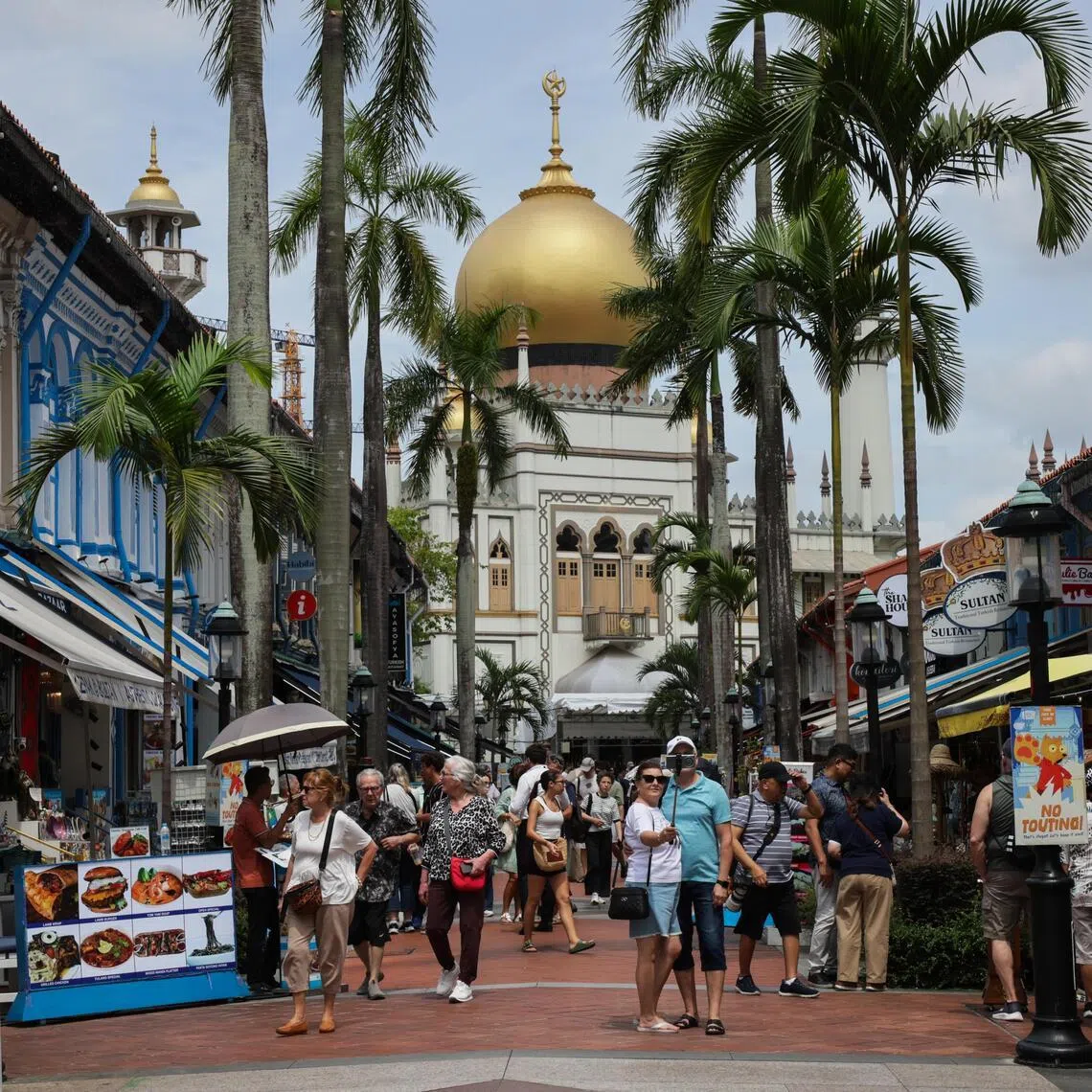 Tourists in Bussorah Street.