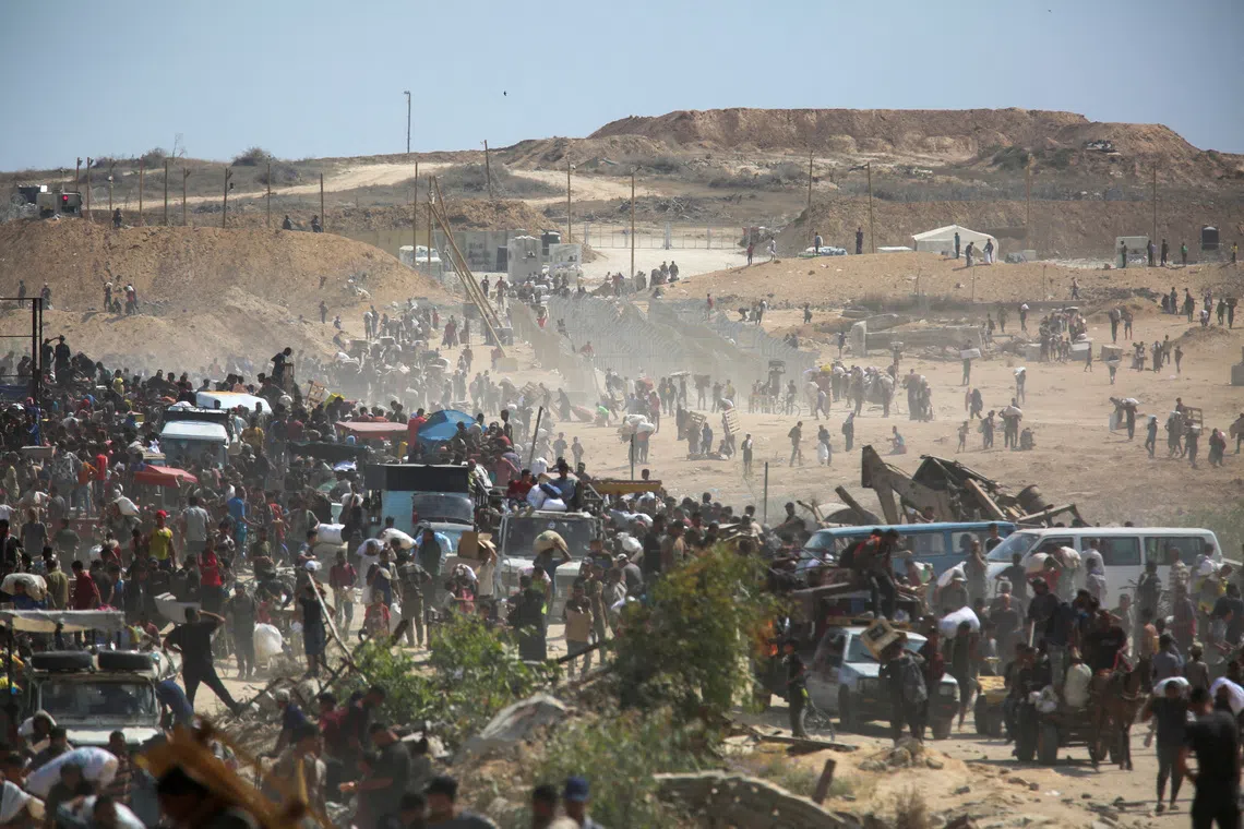 FILE PHOTO: Palestinians seek aid supplies from the U.S.-backed Gaza Humanitarian Foundation (GHF), in the central Gaza Strip, August 4, 2025. REUTERS/Stringer/File Photo