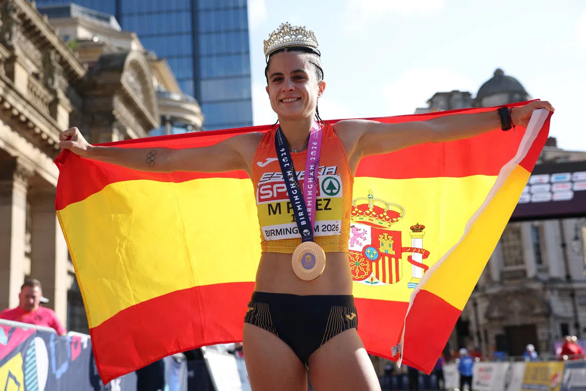 Athletics - European Athletics Championships - Alexander Stadium, Birmingham, Britain - August 15, 2026 Gold medallist Spain's Maria Perez wears a tiara and celebrates after winning the women's half marathon race walk REUTERS/Andrew Boyers