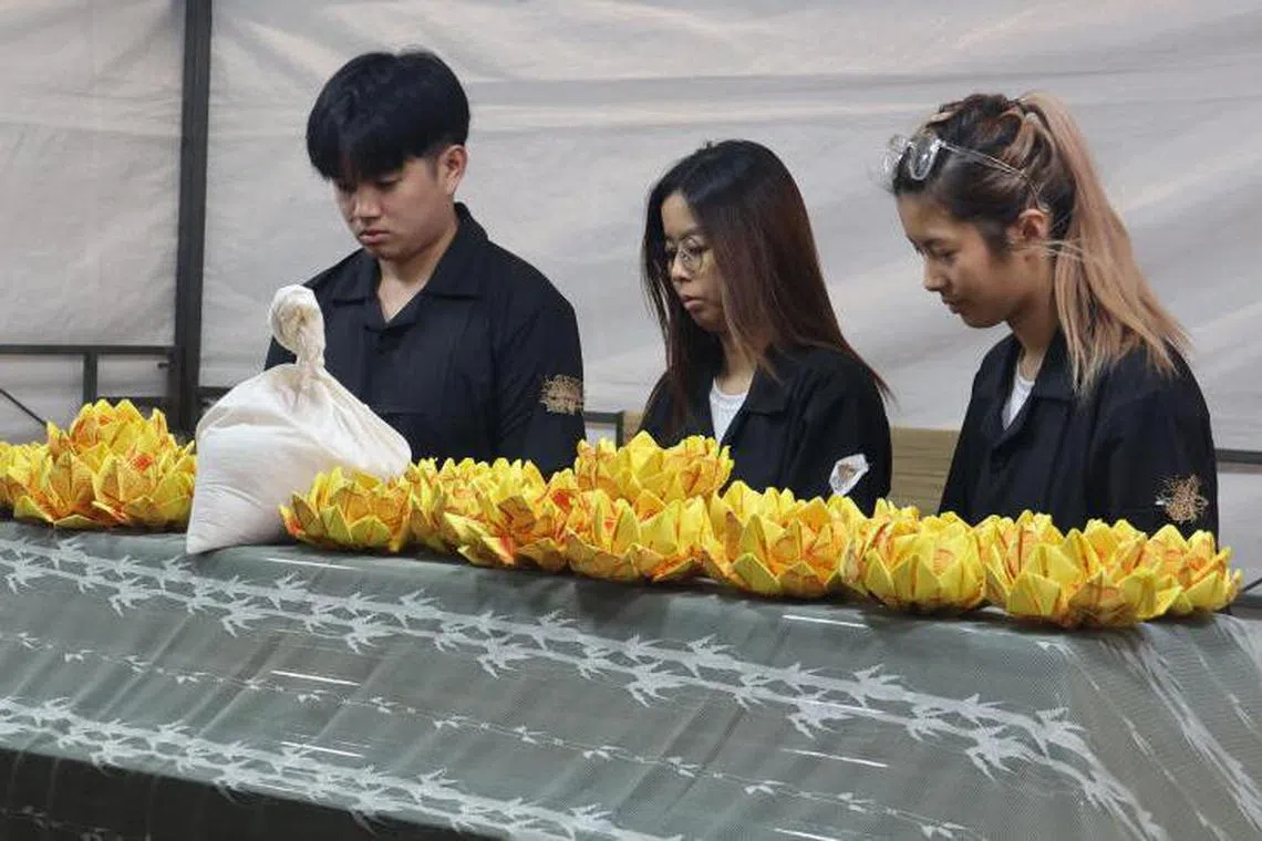 0615 Yy / 　夫妻先后出门上班，丈夫骑脚踏车出车祸送院，妻子途中惊见脚车不见人，拨电寻人才获悉丈夫情况危急，岂料最终见不上最后一面。　/ 王静仪（中）说，父亲过世时，家人都没赶上见最后一面。曾美玲摄影　
死者王宝海。　曾美玲摄影