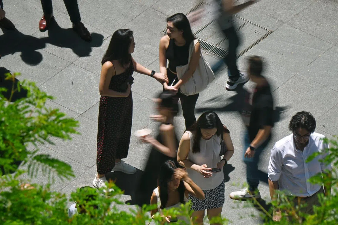 ST20240509_202463103743 Kua Chee Siong/ pixgeneric/
Generic pix of office workers, waiting at a traffic junction along Church Street in the central business district (CBD), during lunch hour, under the hot noonday sun on May 9, 2024.
Can be used for stories about women, female workforce.
