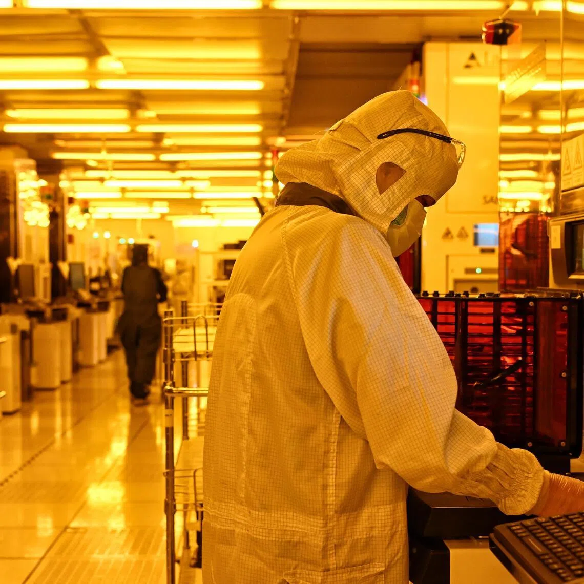 The electronics and transport engineering sectors saw the most growth in December.