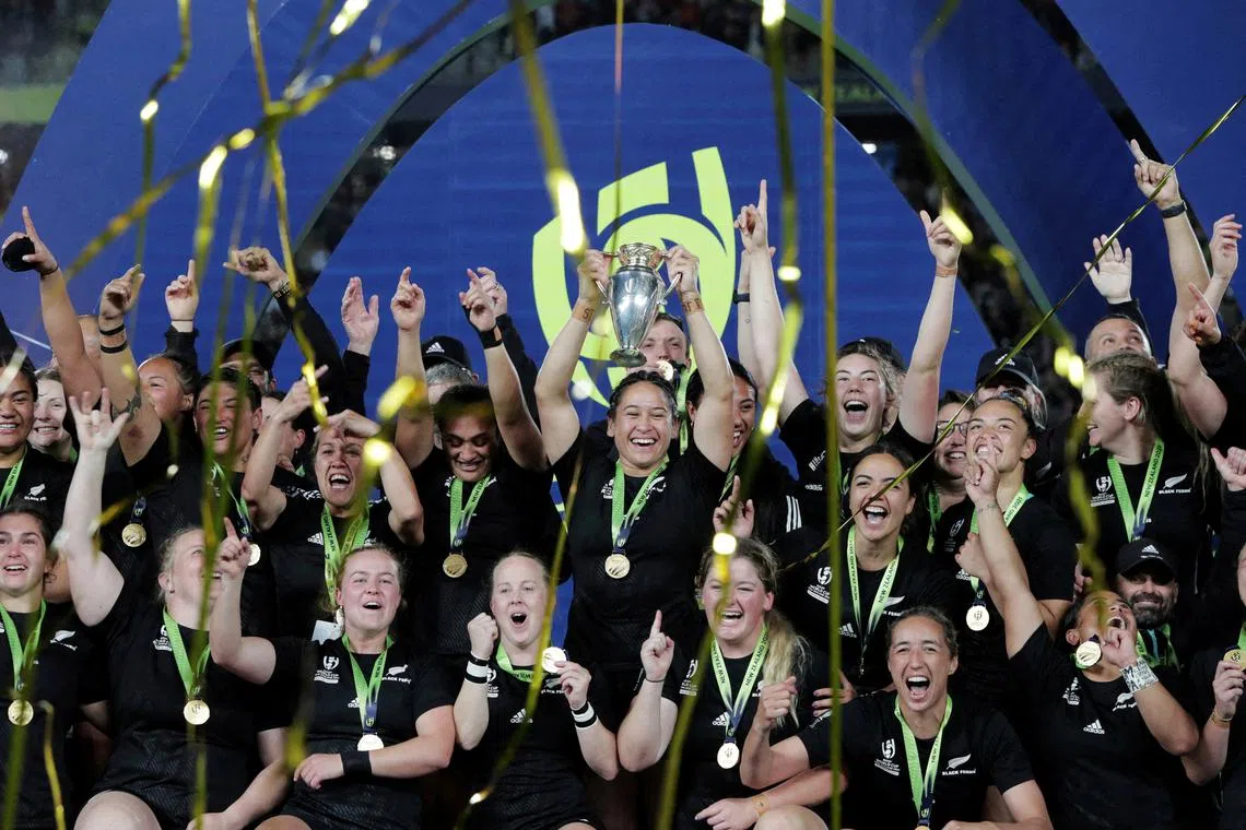 FILE PHOTO: Rugby Union - Women's World Cup - Final - England v New Zealand -  Eden Park, Auckland, New Zealand - November 12, 2022 New Zealand celebrate winning the Women's World Cup with the trophy REUTERS/David Rowland/File Photo