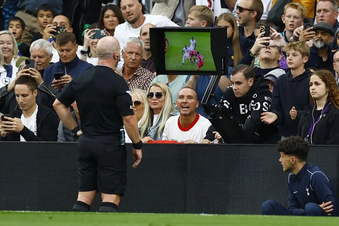 FILE PHOTO: Soccer Football - Premier League - Tottenham Hotspur v Liverpool - Tottenham Hotspur Stadium, London, Britain - September 30, 2023 Referee Simon Hooper looks at the VAR monitor before giving Liverpool&#039;s Curtis Jones a red card Action Images via Reuters/Peter Cziborra/File Photo