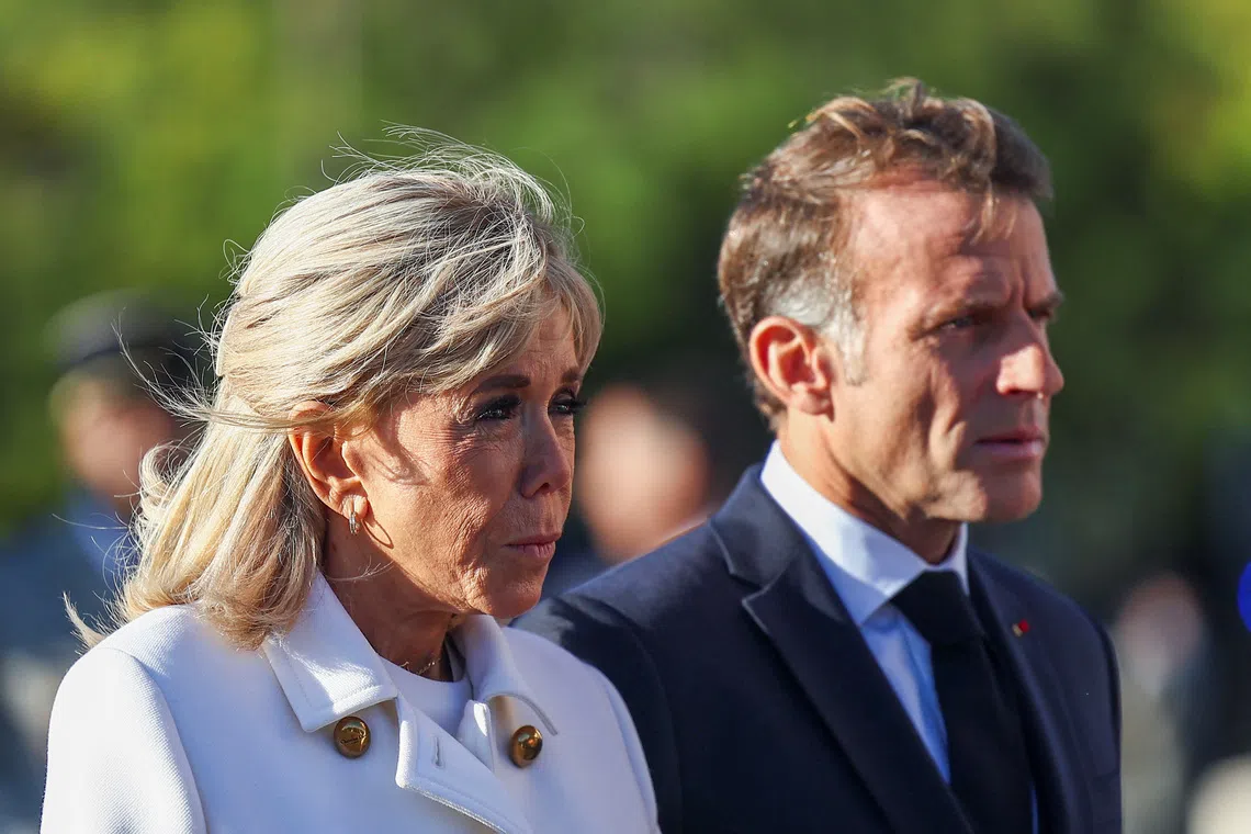 French President Emmanuel Macron and his wife Brigitte Macron attend a welcome ceremony for German President Frank-Walter Steinmeier and his wife Elke Buedenbender at the Arc de Triomphe in Paris as part of their state visit to France, October 8, 2026. REUTERS/Abdul Saboor/Pool