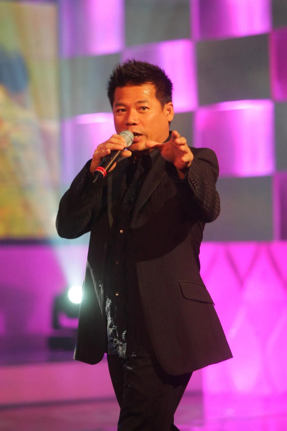 Eric Mu se apresentando em Cingapura em 2007. Nessa época, seu cabelo era branco, mas ela o tingiu de preto.