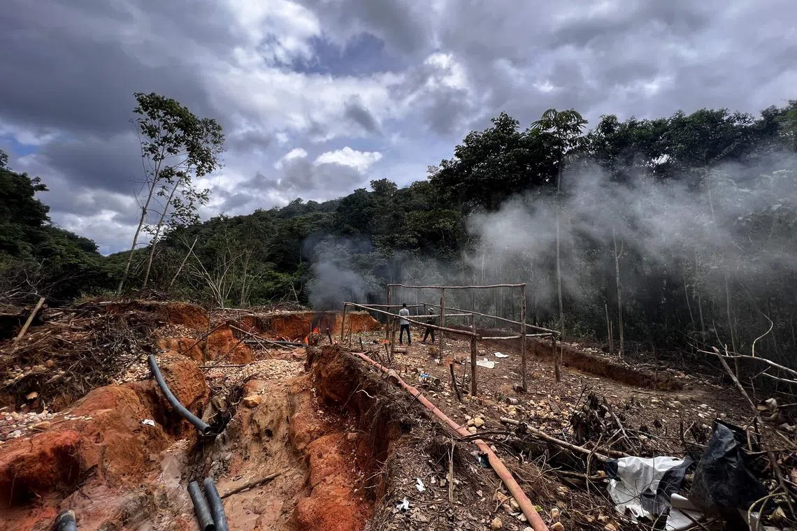 An officer of the Brazilian Institute of Environment and Renewable Natural Resources (IBAMA) takes part in an operation against Amazon deforestation at an illegal mining camp, known as garimpo, at the Yanomami territory in Roraima State, Brazil, on February 24, 2023. - In early February Brazil deployed hundreds of police and soldiers to evict gold miners accused of causing a humanitarian crisis on the Yanomami Indigenous reservation, as thousands of the illegal miners fled. Justice Minister Flavio Dino said authorities estimate at least 15,000 people have illegally invaded the protected Amazon rainforest reservation, where Indigenous leaders accuse gold miners of raping and killing inhabitants, poisoning their water with mercury and triggering a food crisis by destroying the forest. (Photo by ALAN CHAVES / AFP)