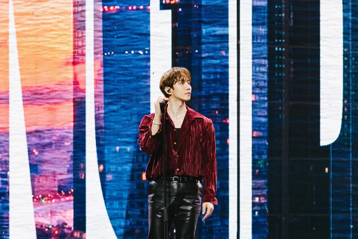 Despite a cold, K-pop idol and actor Lee Jun-ho performed and interacted with fans in a three-hour fan meet.