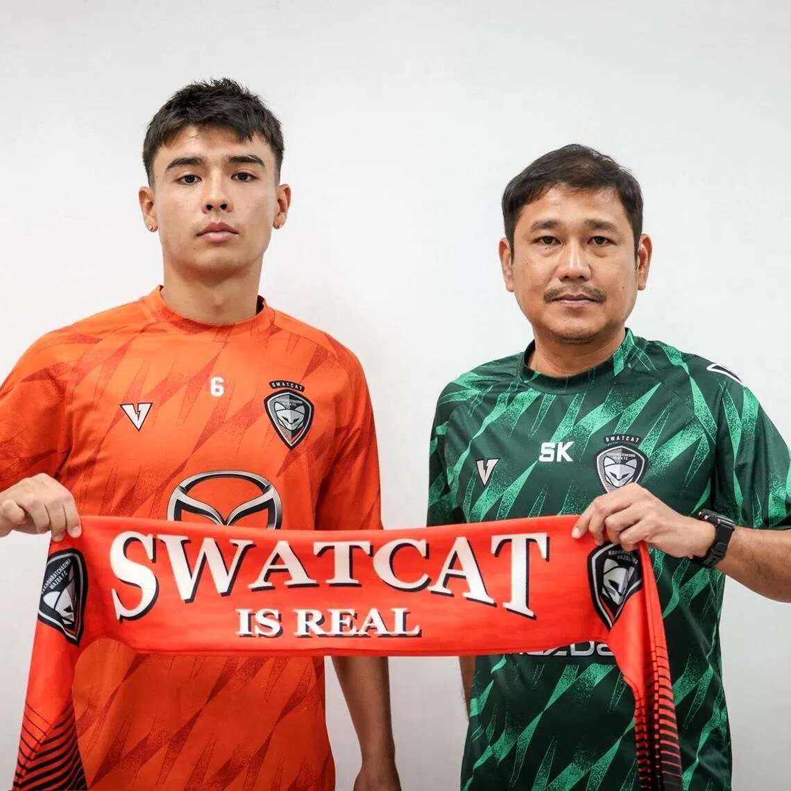Jared Gallagher posing with Nakhon Ratchasima coach 
Surapong Kongthep. 