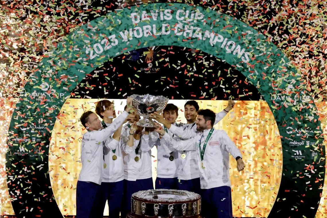 FILE PHOTO: Tennis - Davis Cup - Final - Australia v Italy - Palacio de deportes Martin Carpena, Malaga, Spain - November 26, 2023 Italy's Lorenzo Musetti, Jannik Sinner, Matteo Arnaldi, Lorenzo Sonego, Simone Bolelli and captain Filippo Volandri celebrate with the Davis Cup trophy REUTERS/Jon Nazca/File Photo