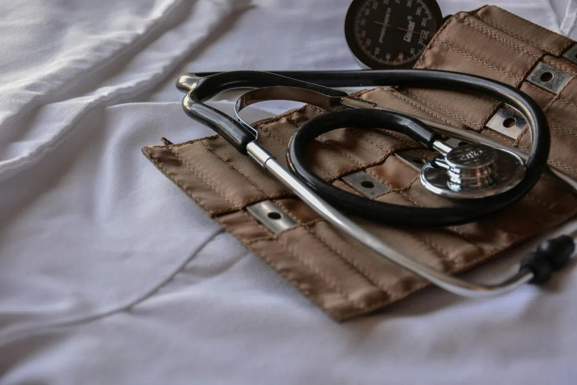 The intern doctor suffered from a lung infection but continued working without taking sick leave even as her condition deteriorated. 
