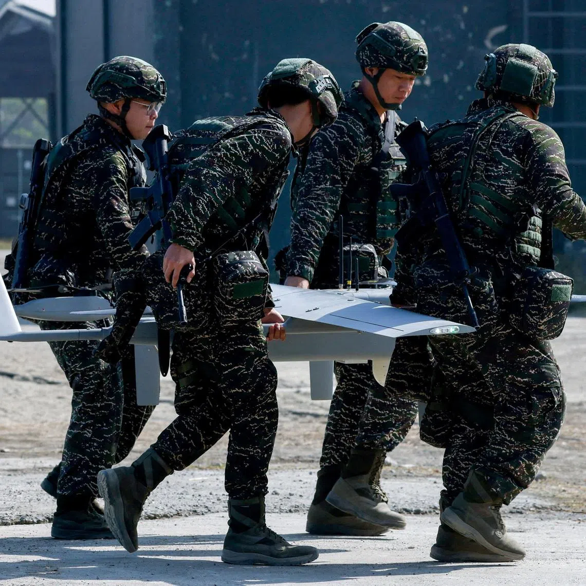 Pressure from politicians in the US has grown on Taiwan's parliament not to hold up defence spending.