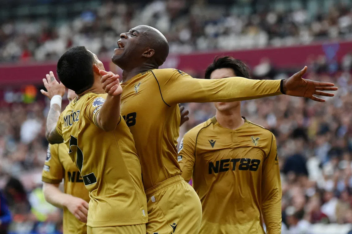 Soccer Football - Premier League - West Ham United v Crystal Palace - London Stadium, London, Britain - September 20, 2025 Crystal Palace's Jean-Philippe Mateta celebrates scoring their first goal with Crystal Palace's Daniel Munoz REUTERS/Jaimi Joy