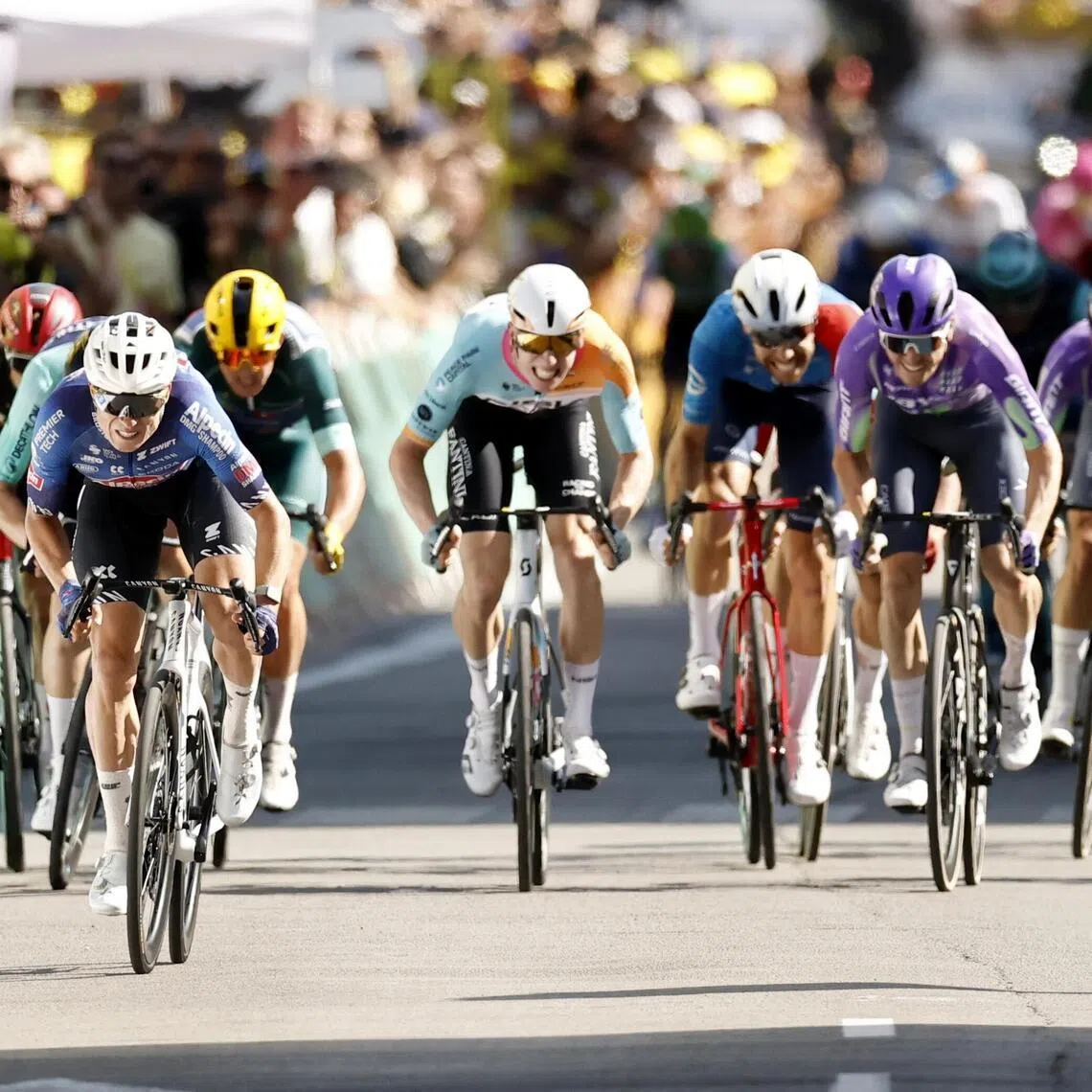 epa13126686 Belgian cyclist Jasper Philipsen (L, front) of Alpecin-Premier Tech in action to cross the finish line and win Stage 17 of the Tour de France, a 174.7 km route from Chambery to Voiron, France, 22 July 2026.  EPA/YOAN VALAT