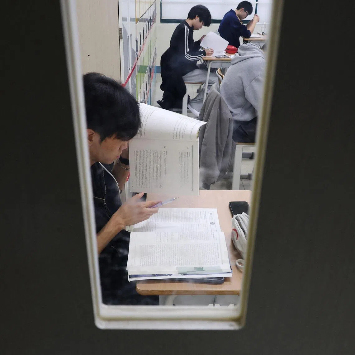 Buying and selling Suneung mock exam questions before the test distorts the nationwide ranking of students.