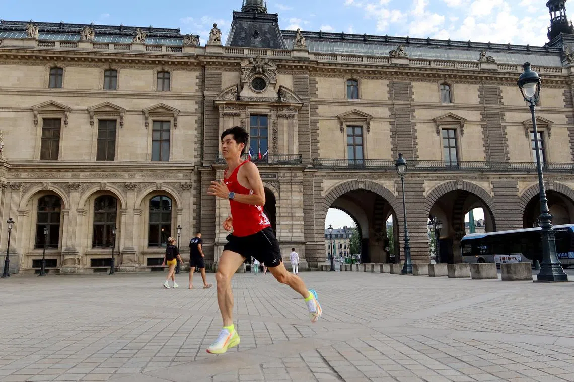 Paris 2024 Olympics - China's fastest delivery man chases marathon dream - Paris, France - July 30, 2024 Luan Yushuai a 39-year-old Chinese delivery man, who will run “Paris 2024 Marathon for All” on August 10, practices running nearby the Louvre Museum. REUTERS/Joyce Zhoud