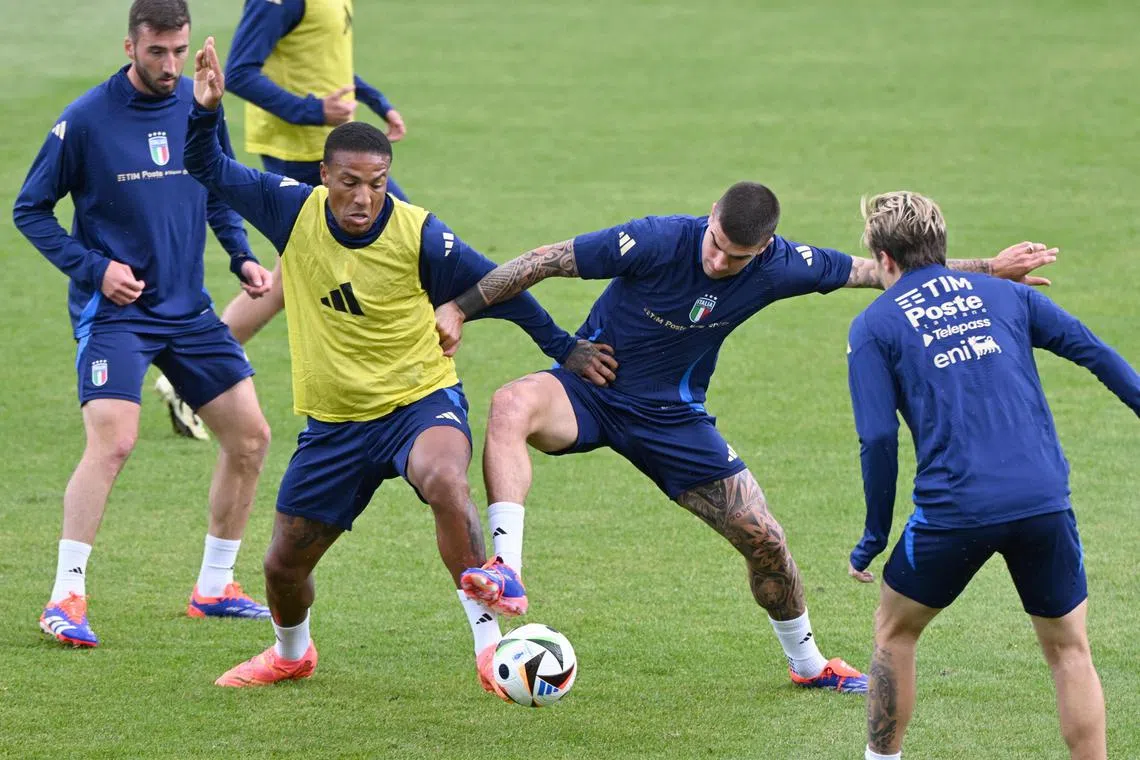 Italy players Gianluca Mancini (right) and Michael Folorunsho during a training session.