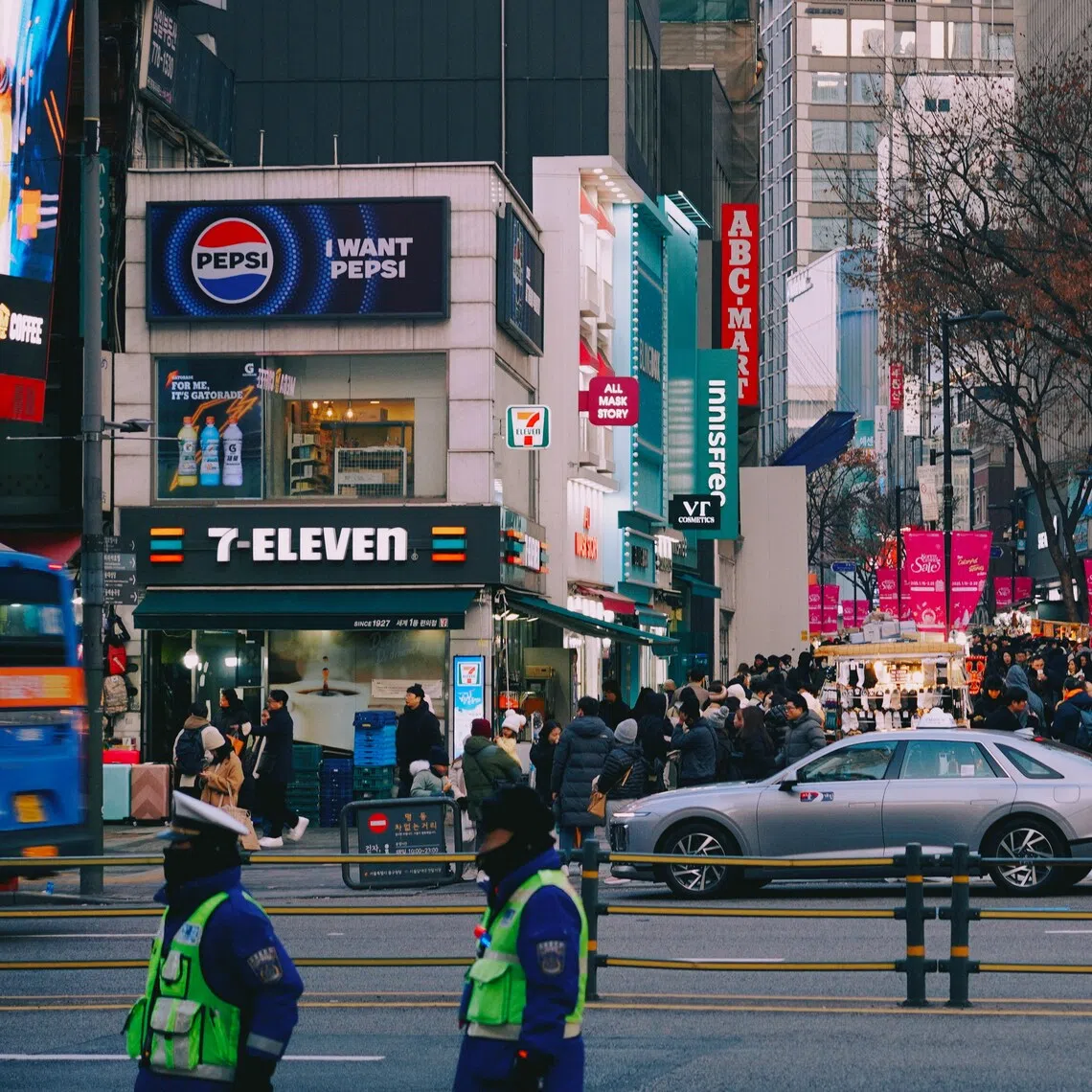 On Christmas Eve in particular, Jung-gu expects peak crowd levels of up to 50,000 people in Myeong-dong. 