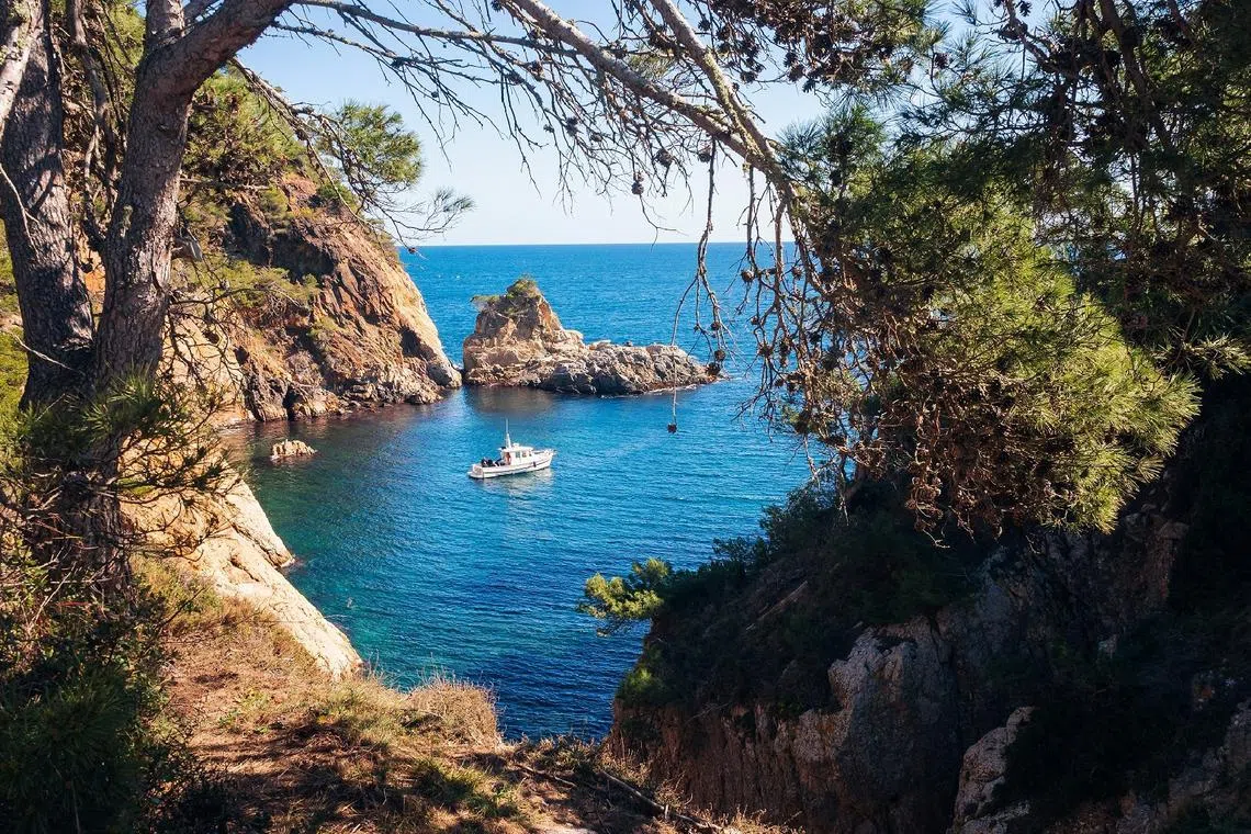 photo-yacht-secluded-cove-girona-spain-detour-destination-barcelona