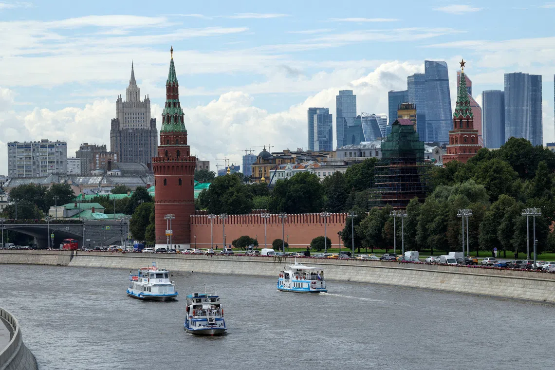FILE PHOTO: Vessels sail along the Moskva River near the Kremlin in central Moscow, Russia, August 7, 2025. REUTERS/Evgenia Novozhenina/File Photo