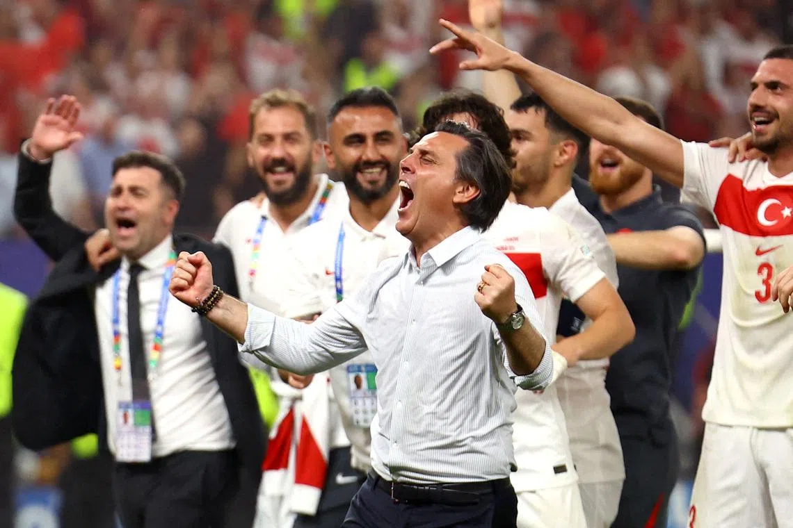 Soccer Football - Euro 2024 - Group F - Czech Republic v Turkey - Hamburg Volksparkstadion, Hamburg, Germany - June 26, 2024 Turkey coach Vincenzo Montella and his players celebrate after the match  REUTERS/Lisi Niesner