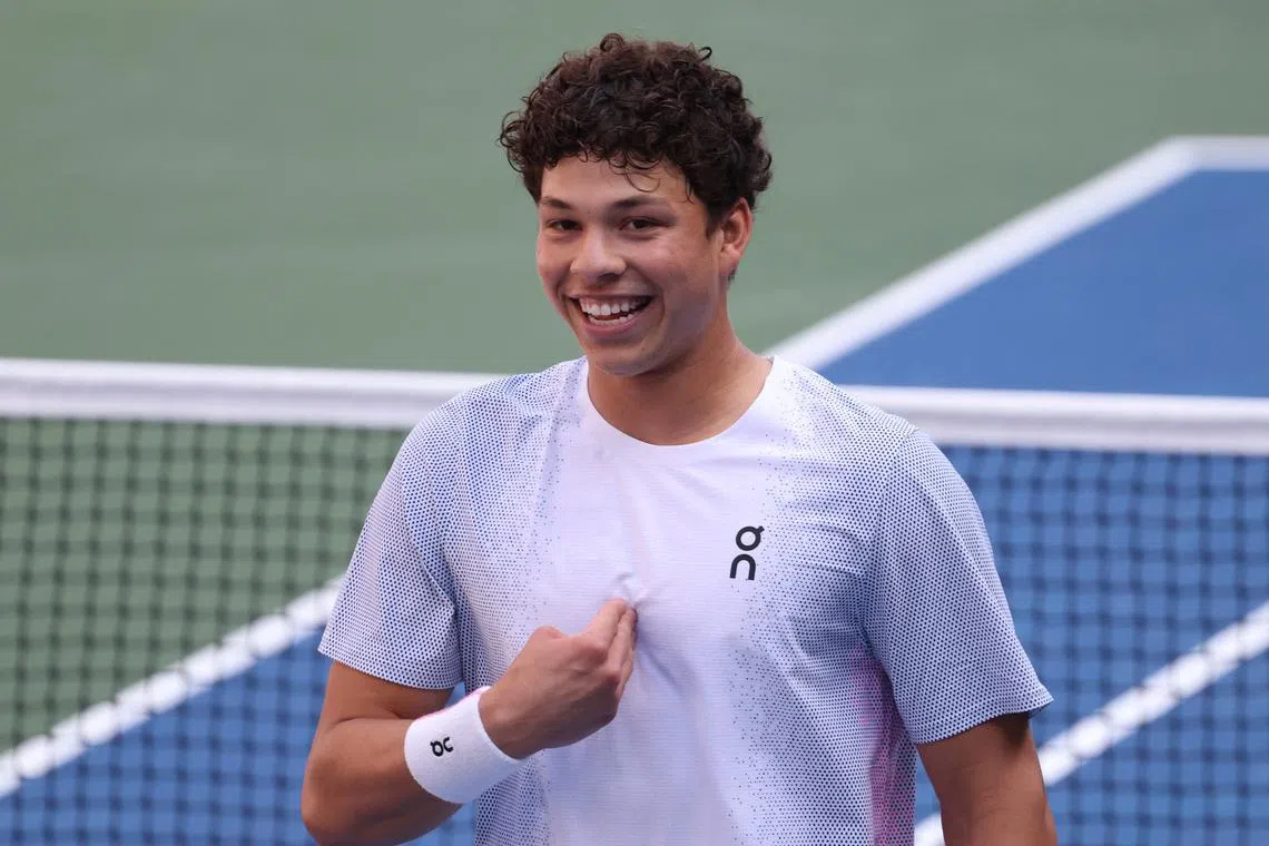 Tennis - U.S. Open - Flushing Meadows, New York, United States - August 19, 2025   Ben Shelton of the U.S. reacts during the round of 16 mixed doubles match with Taylor Townsend of the U.S. against Amanda Anisimova of the U.S. and Denmark's Holger Rune REUTERS/Kylie Cooper