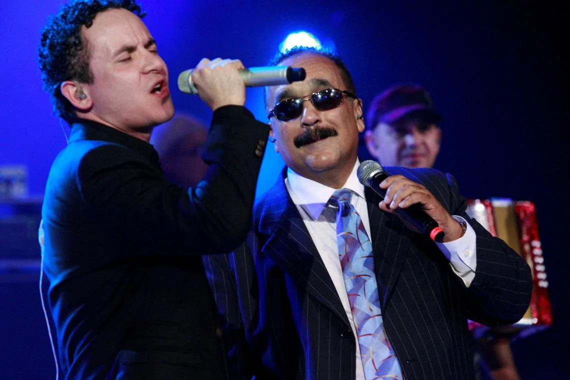 FILE PHOTO: Singer Fonseca (L) and trombonist Willie Colon perform during the Miss Colombia 2010 in Cartagena November 15, 2010. REUTERS/Jairo Castilla/File Photo