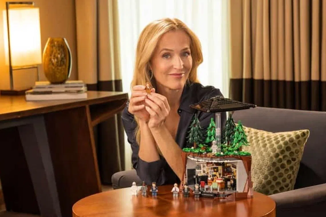 Actor Gillian Anderson revives her role as FBI agent Dana Scully in a video promoting Lego’s new The X-Files set.