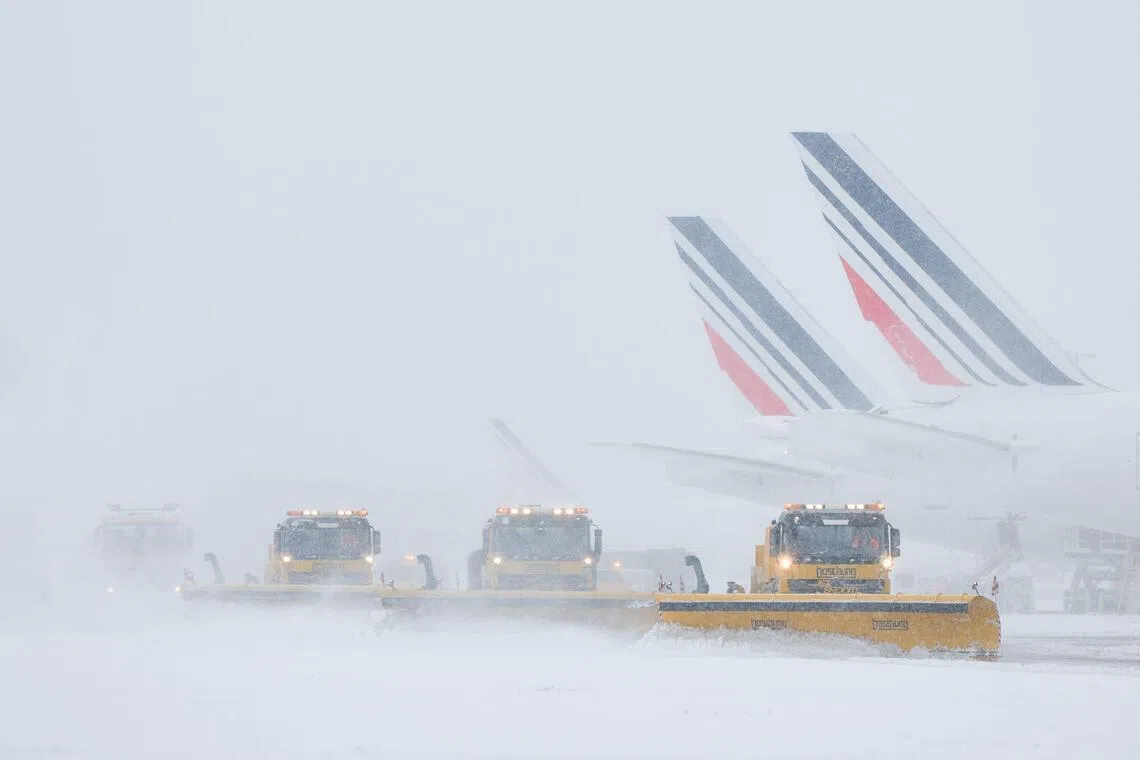 straitstimes.com - Airlines told to cut Paris flights amid snow warnings