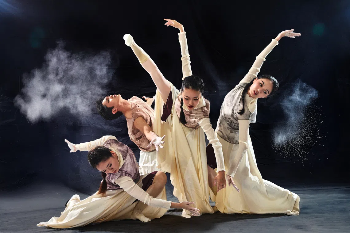 Imprint interprets seal carving through Chinese contemporary dance. 