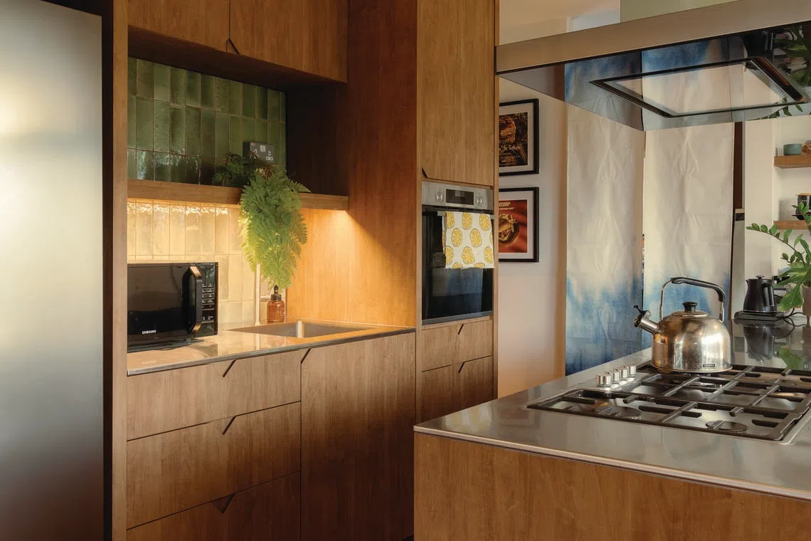 As gavetas da cozinha refletem a planta incomumente inclinada do apartamento.