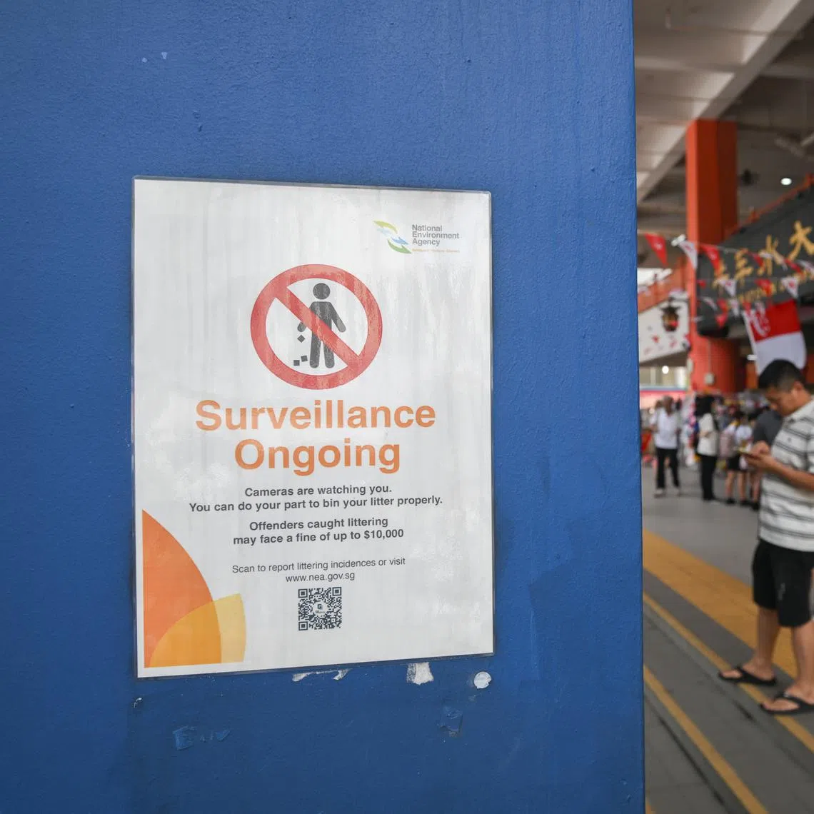 Litter strewn on a grass patch near Chinatown Complex on Aug 27, 2025. ST PHOTO: SHINTARO TAY