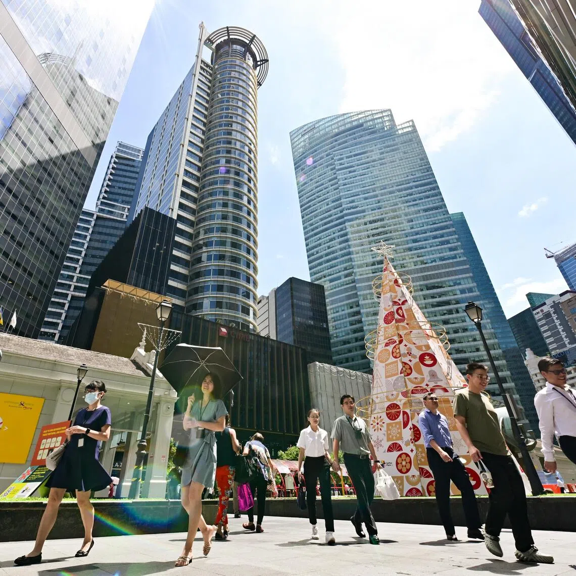 ST20231130-202380347923-Lim Yaohui-pixgeneric/
Office workers walking at Raffles Place Park within the heart of Singapore's financial centre in the CBD area on Nov 30, 2023.
Can be used for stories on money, population, property, land, commercial, office, invest, budget, income, bank, finance, financial, CBD, URA, population, economy, and development.
(ST PHOTO: LIM YAOHUI)