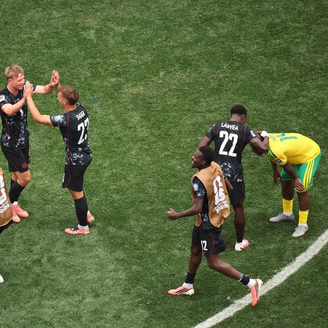 INGLEWOOD, CALIFORNIA - JUNE 28: Players of Canada celebrate after the team's victory and their side's progression to the Round of 16 after the FIFA World Cup 2026 Round Of 32 match between South Africa and Canada at Los Angeles Stadium on June 28, 2026 in Inglewood, California.   Alex Grimm/Getty Images/AFP (Photo by ALEX GRIMM / GETTY IMAGES NORTH AMERICA / Getty Images via AFP)