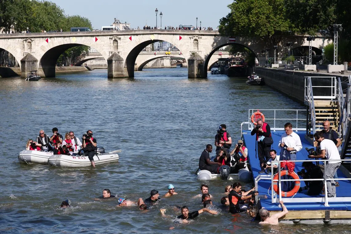 FILE PHOTO: Paris 2024 Olympics - Paris mayor to swim in the river Seine ahead of the Olympics - Seine River, Paris, France - July 17, 2024 General view as Paris mayor Anne Hidalgo gets up after swimming in the river Seine REUTERS/Gonzalo Fuentes/File Photo