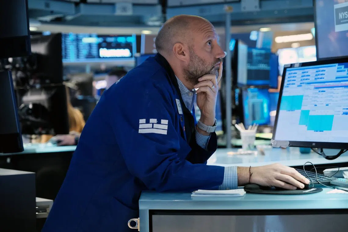 NEW YORK, NEW YORK - OCTOBER 27: Traders work on the floor of the New York Stock Exchange (NYSE) on October 27, 2022 in New York City. Stocks continued their upward gains Thursday with the Dow rising nearly 400 points following a new GDP report that beat expectations.   Spencer Platt/Getty Images/AFP
