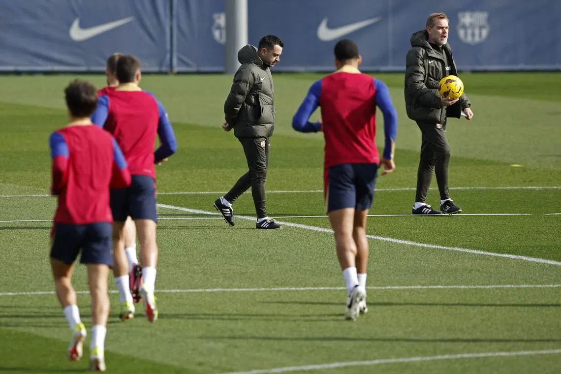 Soccer Football - LaLiga - FC Barcelona Training - Ciutat Esportiva Joan Gamper, Barcelona, Spain - January 30, 2024 FC Barcelona coach Xavi and assistant coach Oscar Hernandez during training REUTERS/Albert Gea/File Photo