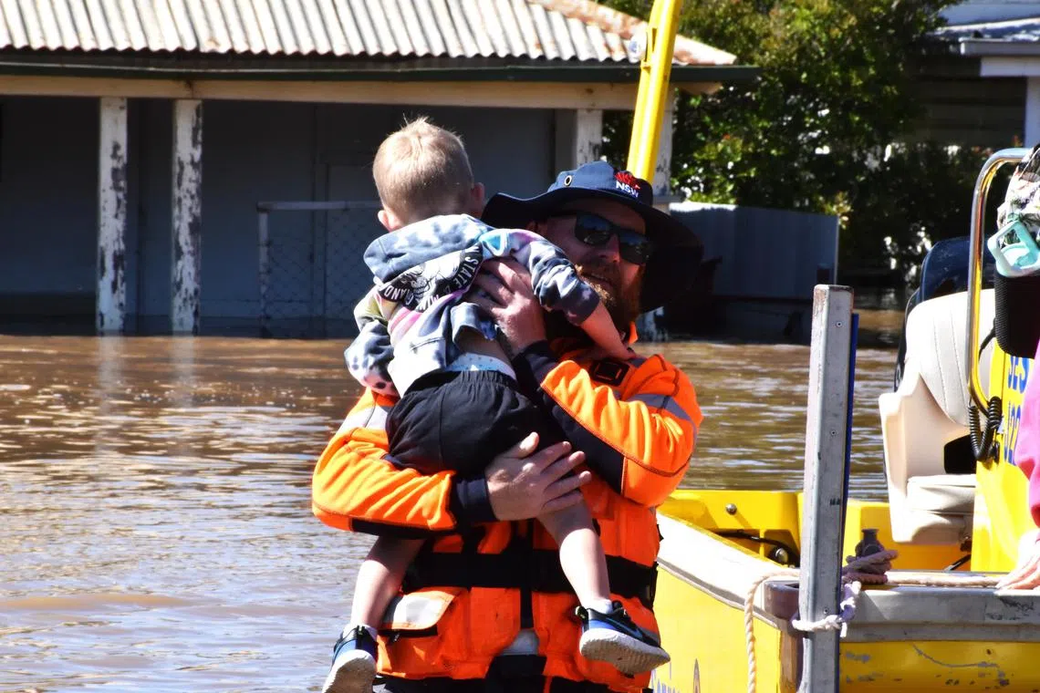 epa10309239 Residents are evacuated to safety at Forbes, New South Wales, Australia, 17 November 2022.  EPA-EFE/MURRAY MCCLOSKEY AUSTRALIA AND NEW ZEALAND OUT