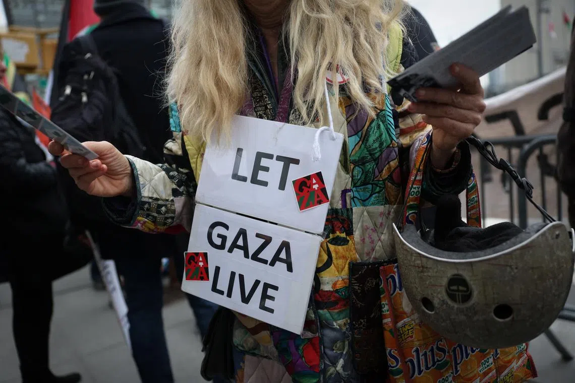 Protesters gather outside the United Nations headquarters in response to the decision by the United States to defund the United Nations Relief and Works Agency for Palestine Refugees (UNRWA) in New York City, U.S., January 31, 2024. REUTERS/Mike Segar/File Photo