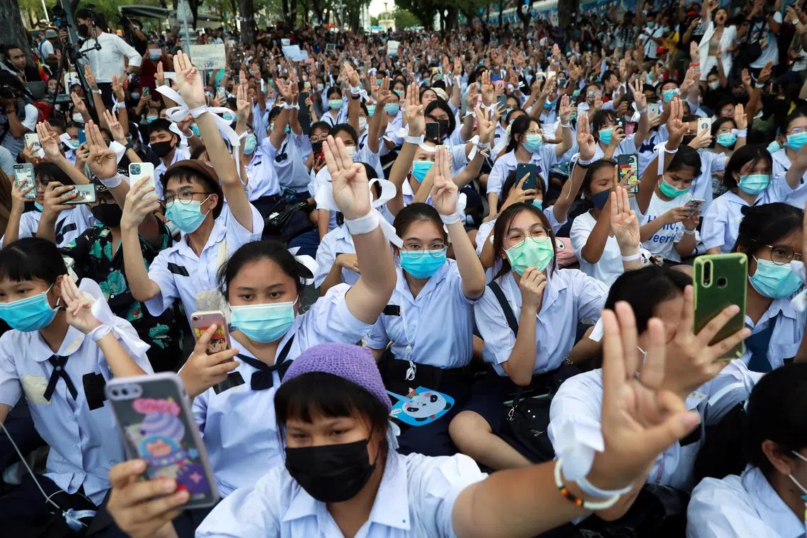 Anti-government protesters and students welcome Thailand's Education Minister Nataphol Teepsuwan with a three-fingers salute during a demonstration demanding the government to resign, in front of the Ministry of Education in Bangkok, Thailand September 5, 2020. REUTERS/Soe Zeya Tun