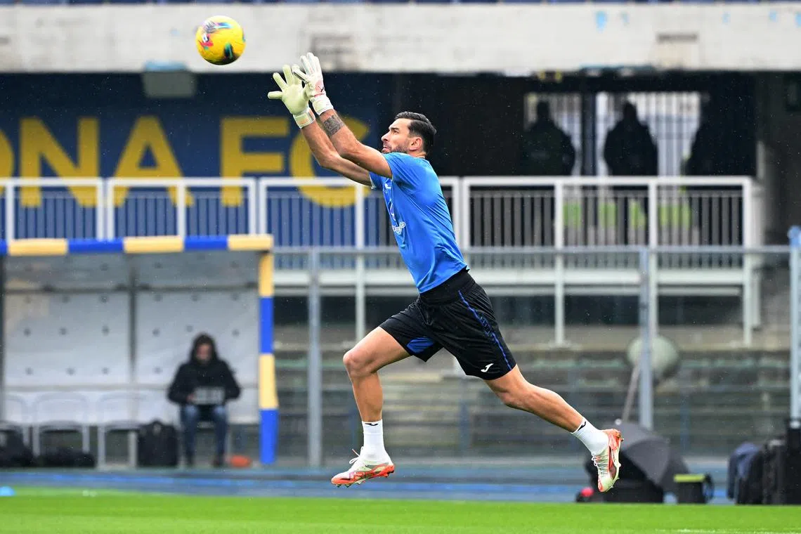 FILE PHOTO: Soccer Football - Serie A - Hellas Verona v Atalanta - Stadio Marcantonio Bentegodi, Verona, Italy - February 8, 2025 Atalanta's Rui Patricio during the warm up before the match REUTERS/Alberto Lingria/File photo