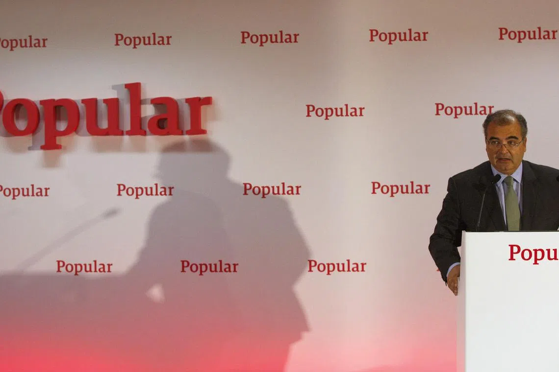 FILE PHOTO: Spain's Banco Popular's President Angel Ron speaks during the bank's results presentation in Madrid January 30, 2015. REUTERS/Sergio Perez/File Photo