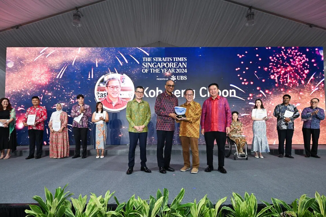 President Tharman Shanmugaratnam presenting the ST Singaporean of the Year 2024 award to Dignity Kitchen founder Koh Seng Choon. With them are ST editor Jaime Ho (front row, left), UBS Asia-Pacific chairman Edmund Koh (front row, right) and the other award finalists.
