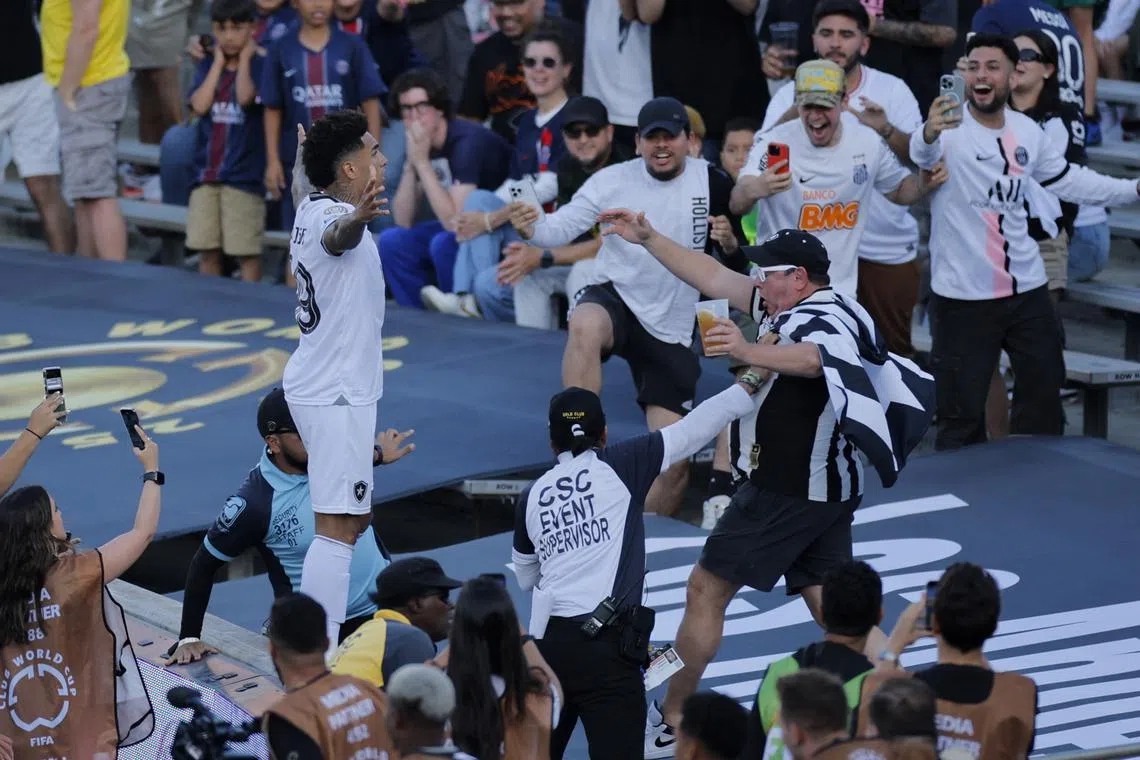 Soccer Football - FIFA Club World Cup - Group B - Paris St Germain v Botafogo - Rose Bowl Stadium, Pasadena, California, U.S. - June 19, 2025 Botafogo's Igor Jesus celebrates scoring their first goal REUTERS/Mike Blake